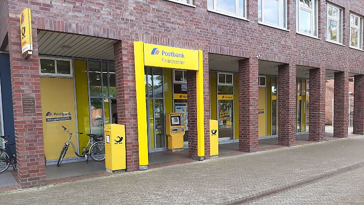 Die Deutsche Bank will 250 der 550 Postbank-Filialen schließen.