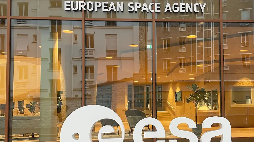 Eingang-der-Zentrale-der-ESA-in-Paris