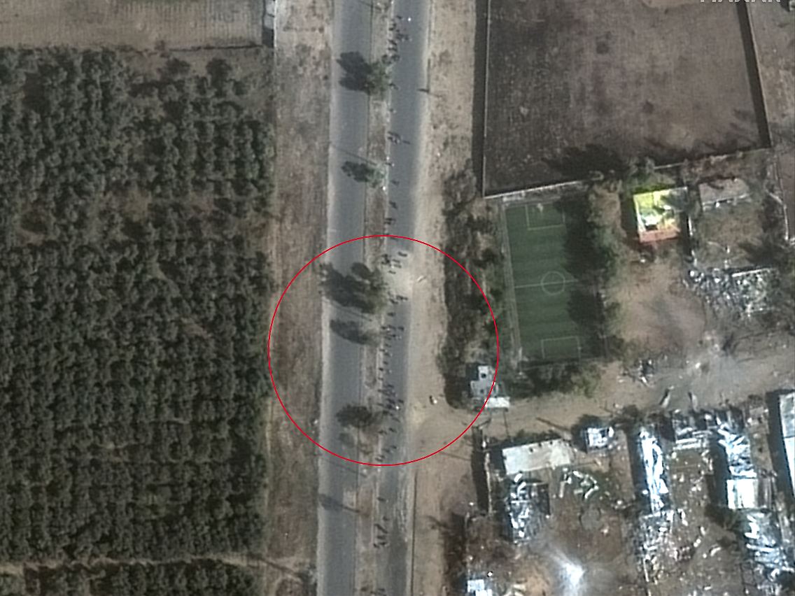 Vergrößerter Ausschnitt: Einzelne Personen und Gruppen bewegen sich auf der östlichen der beiden Fahrbahnen in Richtung Wadi Gaza.
