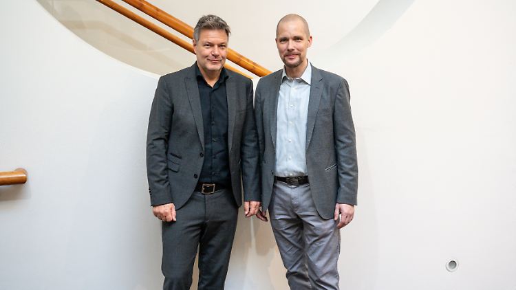 Bundeswirtschaftsminister Robert Habeck (l,) und Jonas Andrulis, Gründer von Aleph Alpha.