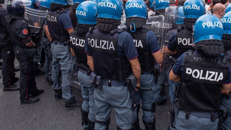 Italienische Polizei, hier bei einer Demo in Neapel Ende August, stieß mit Anhängern von Union Berlin zusammen.