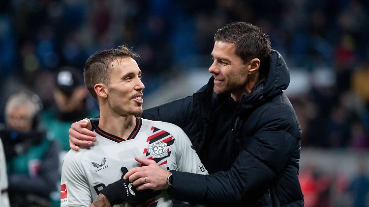 Grimaldo und Alonso verstehen sich offensichtlich blendend.