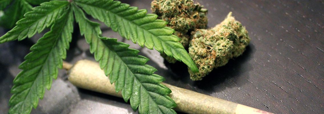 Marijuana+leaf-cigarette.jpg