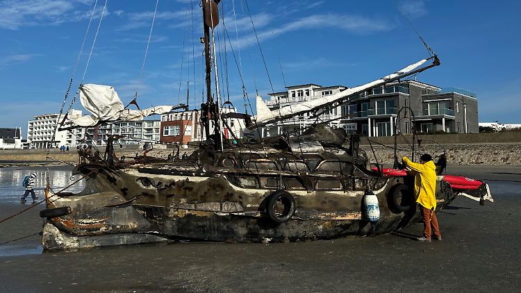 Nach Angaben der Polizei ist das Segelboot beschädigt.