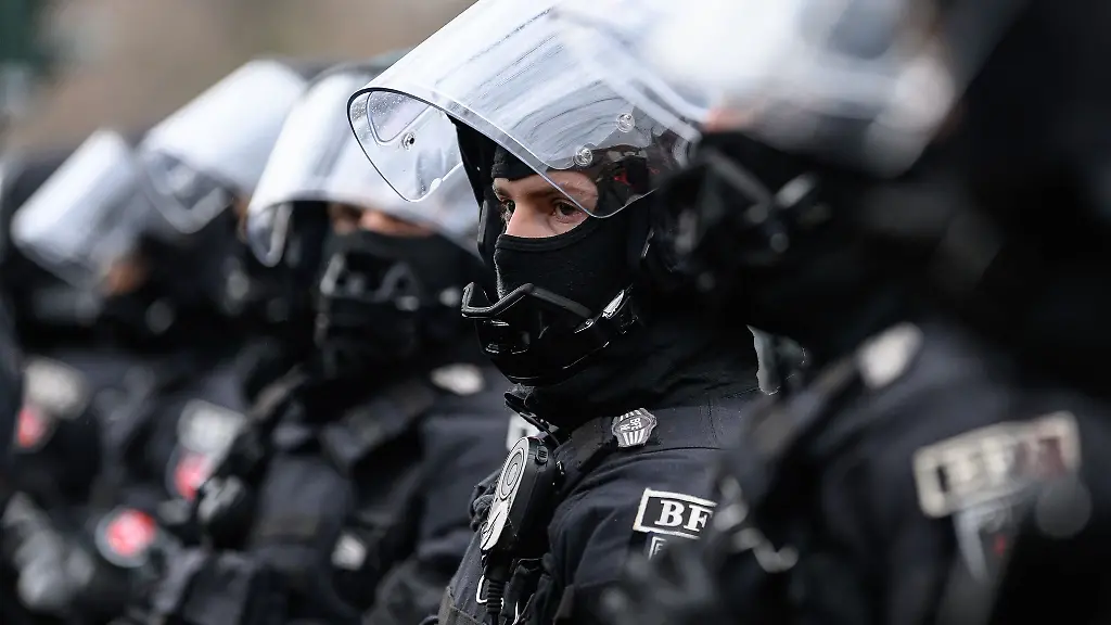 Einsatzkraefte-der-Polizei-stehen-bei-einer-Demonstration-des-Goettinger-Buendnisses-gegen-Rechts