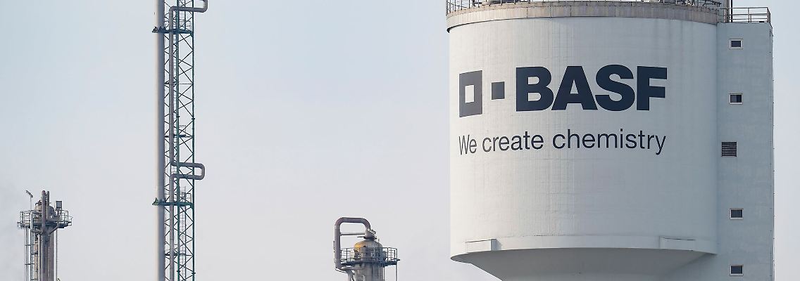 Ein Turm mit der Aufschrift "BASF" steht auf dem Werksgelände des Chemiekonzerns BASF.