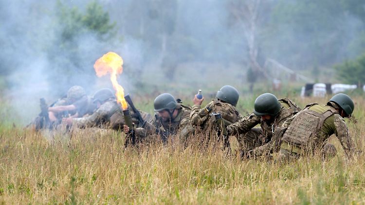 Ukrainische Soldaten feuern während einer Militärübung mit Mörsern.
