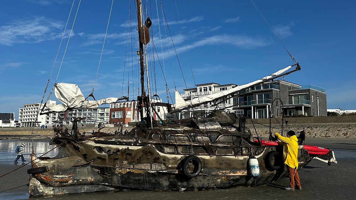 Das am Weststrand der Insel Norderney gestrandetes Segelschiff.
