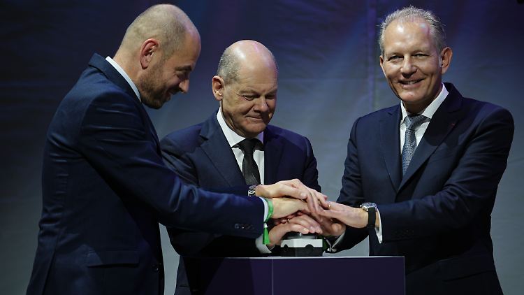 Scholz (M.) eröffnet mit Bruch (l.), Vorstandschef von Siemens Energy, und Jackow, Vorstandsvorsitzender von Air Liquide, die Elektrolyseur-Fertigung.
