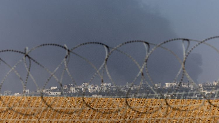 Rauch über Gaza-Stadt, vom Grenzzaun aus gesehen, den die Hamas-Terroristen am 7. Oktober durchbrachen, um Massaker in Israel anzurichten.