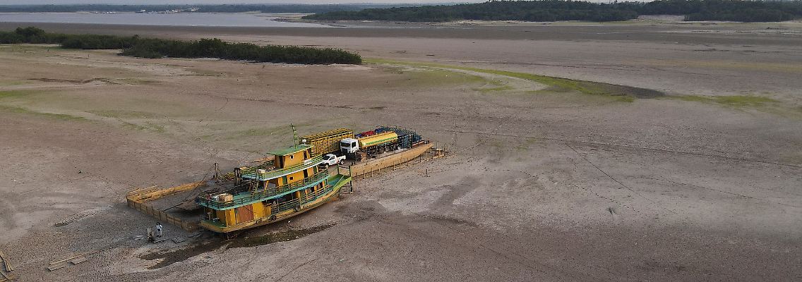 2023-10-11T182324Z_1839540844_RC2SP3A3LKP0_RTRMADP_3_BRAZIL-AMAZON-DROUGHT-BOATS.JPG
