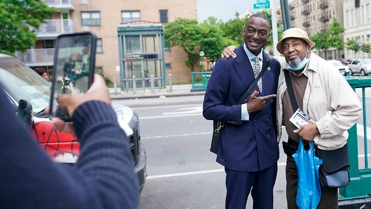 Yusef Salaam macht Bilder mit Anwohnern im New Yorker Stadtteil Harlem.