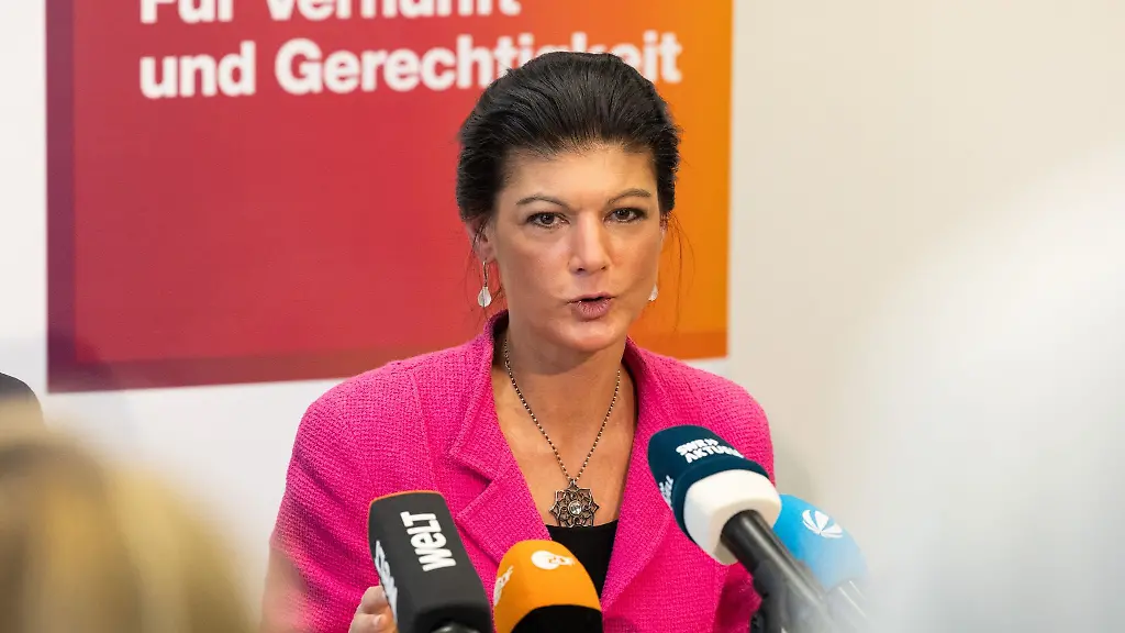 Sahra-Wagenknecht-Parteivorsitzende-Buendnis-Sahra-Wagenknecht-spricht-waehrend-einer-Pressekonferenz-zu-Journalisten
