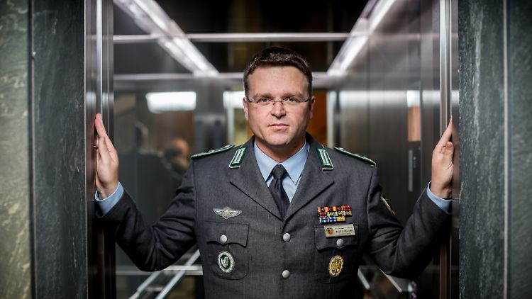 "Wir brauchen Menschen, die unsere Demokratie zur Not auch mit Waffengewalt verteidigen", sagt der Vorsitzende des Bundeswehrverbands Wüstner.