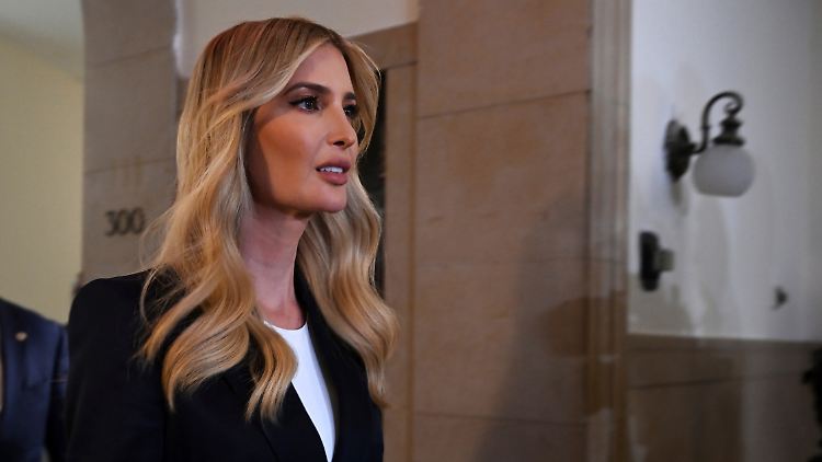 Trumps Tochter auf dem Weg in den Gerichtssaal in New York: Die Staatsanwaltschaft wirft Ivanka Trump vor, von den manipulierten Immobilienkrediten ihres Vaters profitiert zu haben.