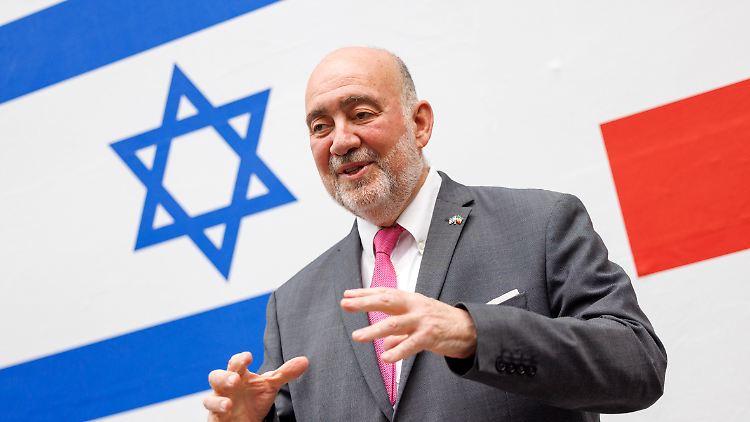 Israels Botschafter in Berlin, Ron Prosor, plädiert dafür, dass Imame in Deutschland ausgebildet werden sollten. 