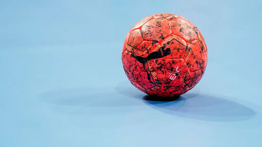 Der-Spielball-liegt-auf-dem-Spielfeld