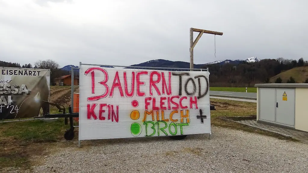 Ein-Galgen-steht-hinter-einem-Protestplakat-Bauerntod-kein-Fleisch-Milch-Brot