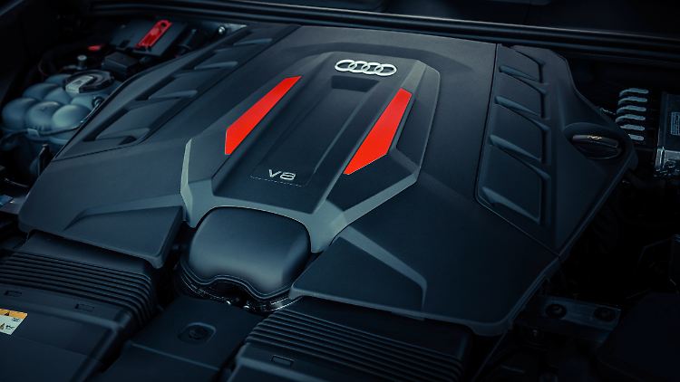 Schöner Motorenbau sieht anders aus. Wohl aus Kostengründen erblickt das Auge nach Öffnen der Haube bloß noch Plastik. Schade. Dafür betört der Achtender mit seinem Klang.