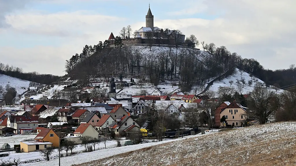 Ein-wenig-Schnee-liegt-in-Seitenroda-und-auf-der-Leuchtenburg