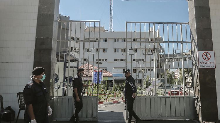 Hamas-Mitglieder vor dem Tor der Schifa-Klinik. (Archiv)