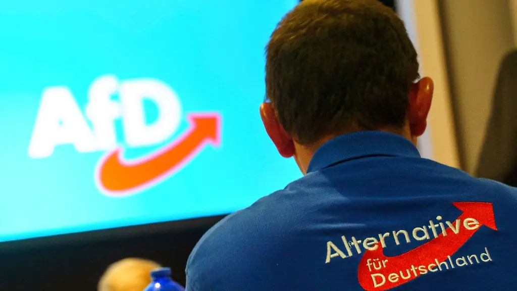 Ein-Delegierter-nimmt-am-Landesparteitag-der-AfD-Hessen-im-Buergerzentrum-Karben-teil