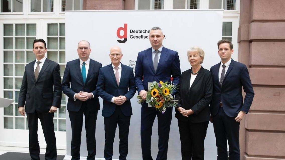 Vitali Klitschko (3. v.l.) bei der Verleihung in Berlin.