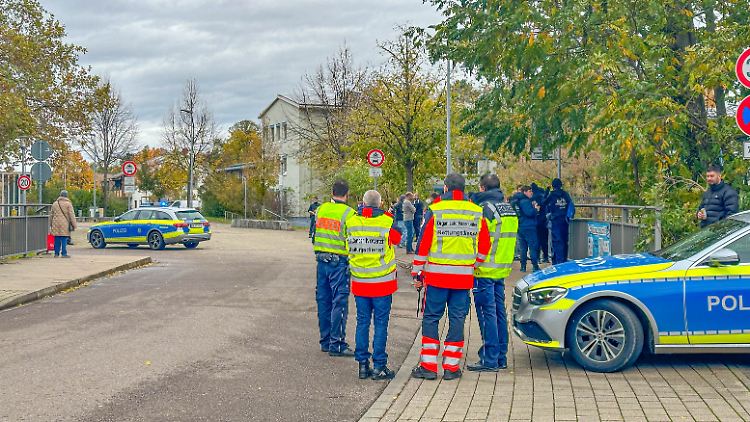 Die Straße rund um die Schule ist weiträumig abgesperrt.