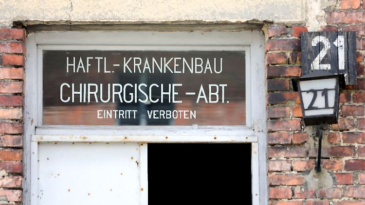 Ein Schriftzug "Häftlingskrankenbau" und "Chirurgische Abteilung" steht über der Tür von Block 21 im früheren Konzentrationslager Auschwitz in Oswiecim.