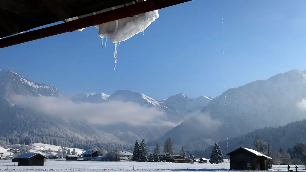 Spaziergaenger-durchstreifen-die-schneebedeckte-Berglandschaft