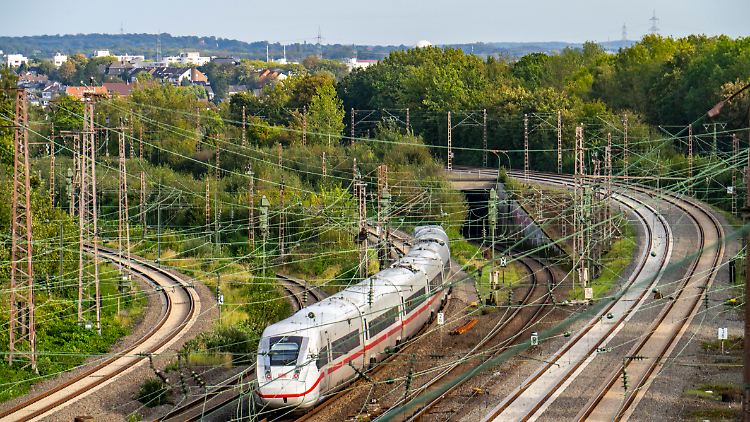 Die GDL besteht bislang auf einer Arbeitszeitverkürzung bei den Lokführern - für die Bahn unerfüllbar.
