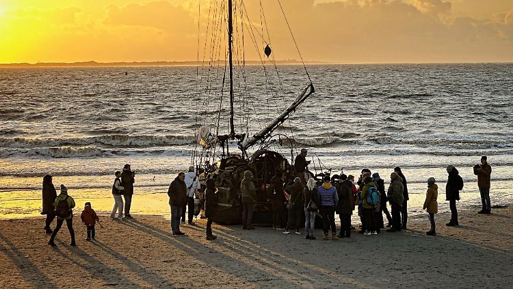 Der gestrandete Seemann und sein DIY-Segelschiff zieht auf Norderney viele Schaulustige an - zu viele wie es scheint.