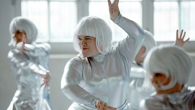 Auch Kommissarin Alexandra Luschke (Gisa Flake, M.) bereitet sich auf den Cottbusser Karneval vor.
