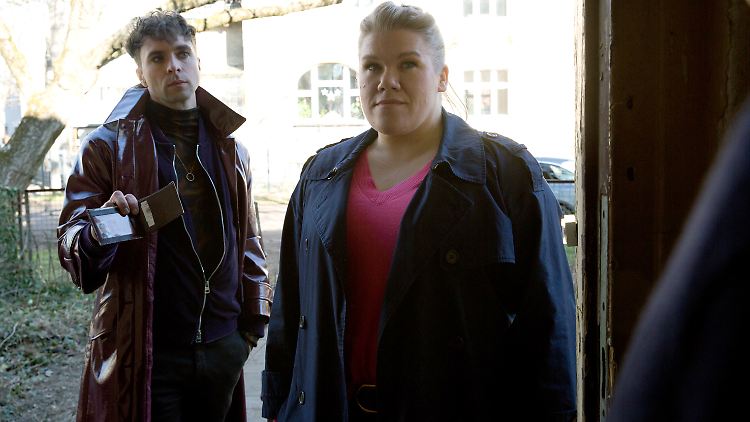 Kriminalkommissar Vincent Ross (André Kaczmarczyk) und Luschke ermitteln im familiären Umfeld des Opfers.