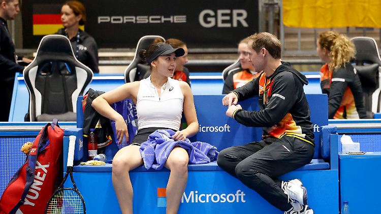 Eva Lys im Gespräch mit Teamchef Rainer Schüttler.