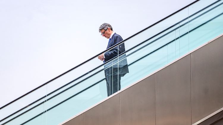 Arndt Geiwitz hat sich bei den Insolvenzverfahren von Galeria und der Abwicklung der Drogeriekette Schlecker einen Namen gemacht. Bei Signa ist er nicht allein unterwegs. Um das Chaos zu lichten, hat er weitere externe Berater an der Seite.