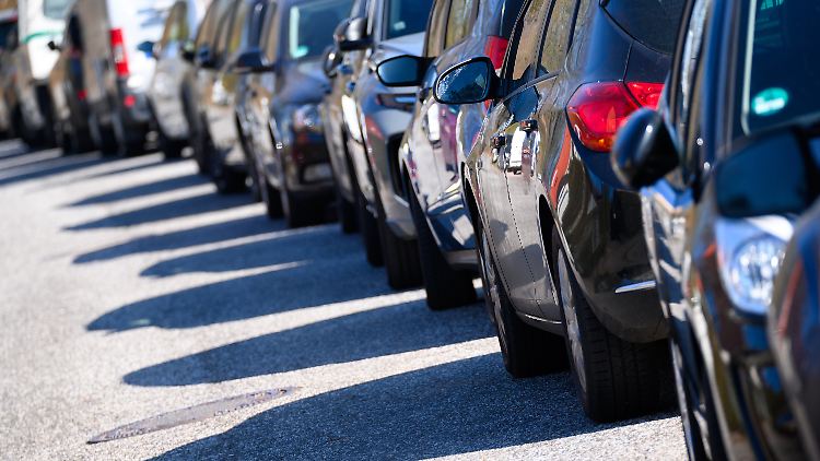 Autos parken am Straßenrand: Fahrzeuge mit Verbrennermotor dominieren den Verkehr in Deutschland. Das ändert sich nur schleppend.