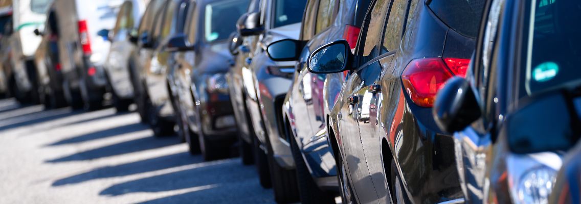 Autos parken am Straßenrand: Fahrzeuge mit Verbrennermotor dominieren den Verkehr in Deutschland. Das ändert sich nur schleppend.