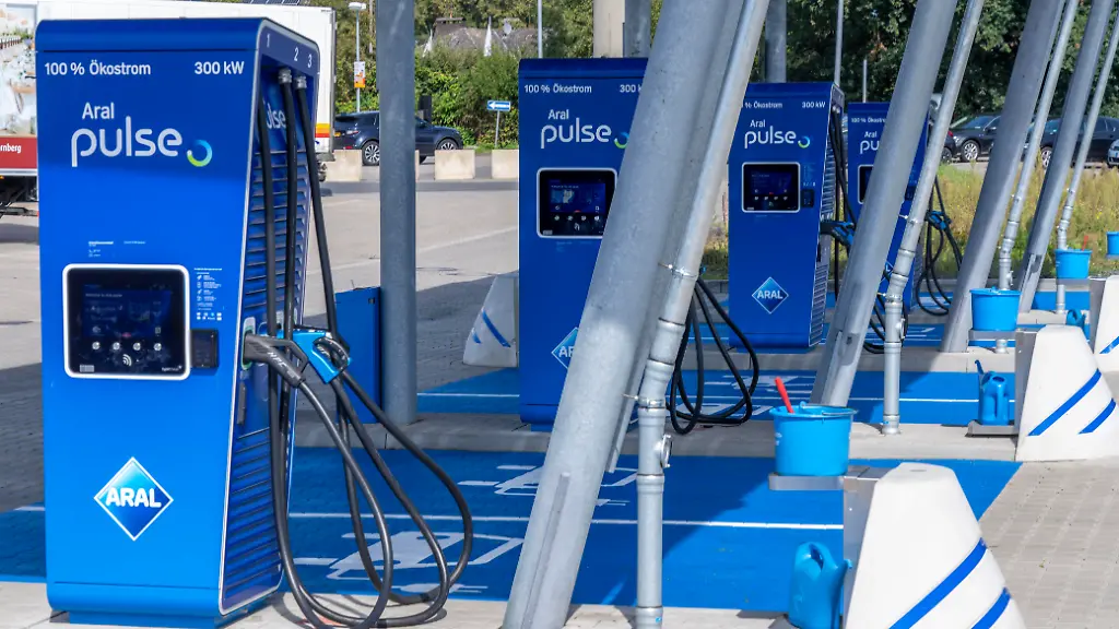 E-Schnellladestation-an-einer-Autobahnraststaette-An-diesen-Ladesaeulen-kann-man-innerhalb-von-zehn-Minuten-bis-zu-300-km-Reichweite-aufladen