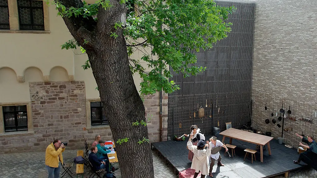 Im-Innenhof-des-Museums-Luthers-Sterbehaus-in-Lutherstadt-Eisleben-Sachsen-Anhalt-proben-Schauspieler