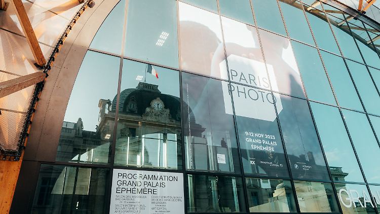 Historische Gebäude spiegeln sich in den Scheiben des temporären Standortes der weltweit wichtigsten Messe für Fotografie. 
