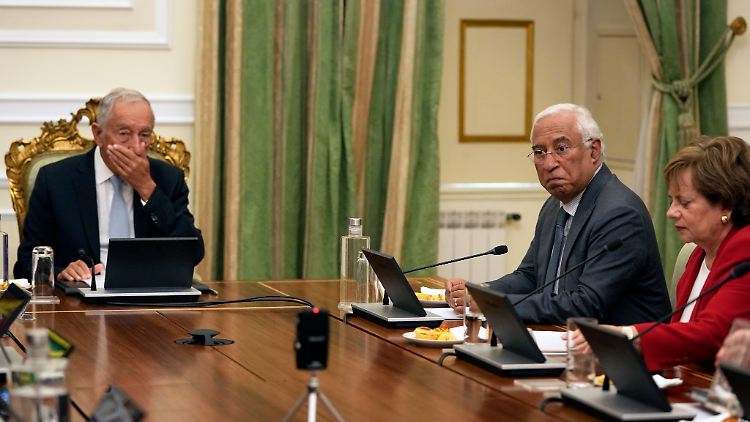 Marcelo Rebelo de Sousa(l), Präsident von Portugal, ruft nach dem Rücktritt des Ministerpräsidenten Antonio Costas (r), Neuwahlen aus.