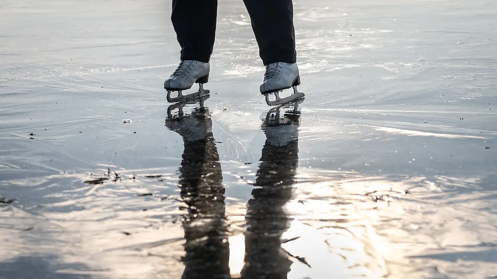 Eine-Frau-beim-Schlittschuhfahren-vor-den-Toren-von-Gronau-einem-Ortsteil-von-Bad-Vilbel