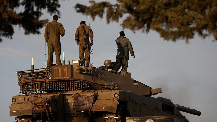 Israelische Soldaten beziehen Stellung bei einer Truppenübung an der Grenze zu Syrien. 