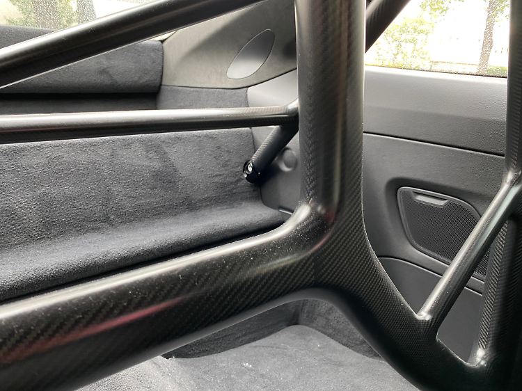 Der Porsche 911 GT3 RS mit Weissach-Paket verfügt selbstverständlich auch über einen Käfig, hier jedoch gewichtsreduziert aus CfK-Material.