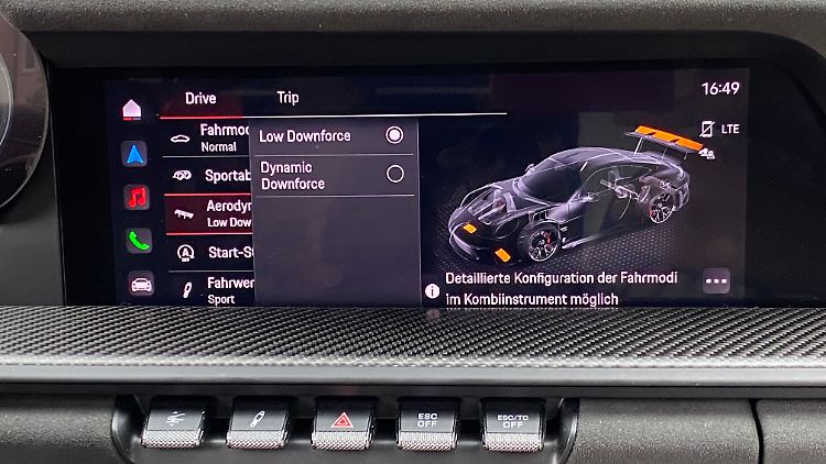 Im Menü des GT3 RS kann der Fahrer auswählen, ob er für die jeweilig anstehende Anwendung viel oder wenig Anpressdruck benötigt. Der riesige Flügel fährt dann in die entsprechende Stellung.