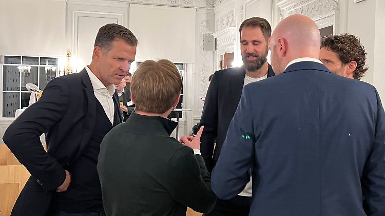 Oliver Bierhoff (l.) mit dem ehemaligen NFL-Spieler Sebastian Vollmer (m.)