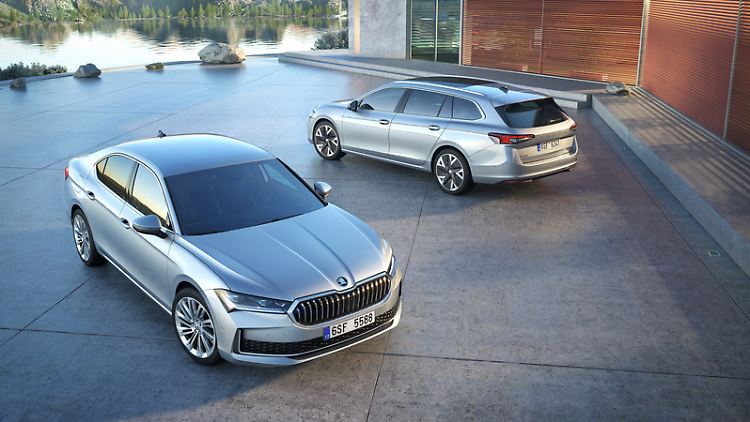Traditionell großes Raumangebot aus Tschechien: der Skoda Superb als Limousine und Combi (v.l.).