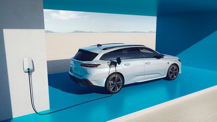 Der Peugeot e-308 SW soll mit einer Ladung theoretisch über 400 Kilometer weit kommen.