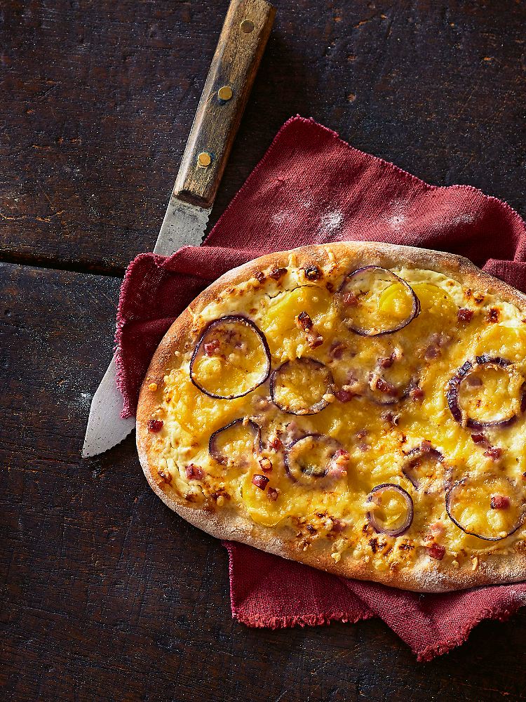 Dinnete ist eine Art schwäbische Pizza, wahlweise mit dickem oder dünnem Boden. Geißler empfiehlt dafür einen kräftigen Grundteig B.